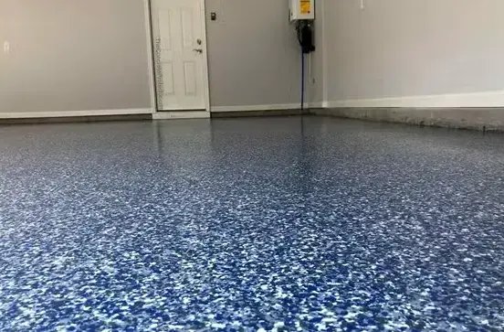 Sol intérieur en résine polyaspartique, finition paillettes bleues