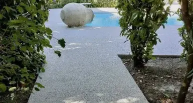 Plage de piscine en moquette de pierre claire